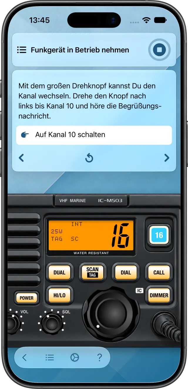 Lektion „Anderes Schiff anfunken“: Der Hinweistext erklärt, dass der erste Anruf kurz auf Kanal 16 erfolgt und danach zügig auf einen Arbeitskanal gewechselt wird. Die Aufgabe lautet „Schalte jetzt auf den Kanal 16“. Darunter das nachgebaute Funkgerät ICOM IC-M503 mit orange leuchtendem Display, das Kanal 61 und 25 Watt Sendeleistung anzeigt.
