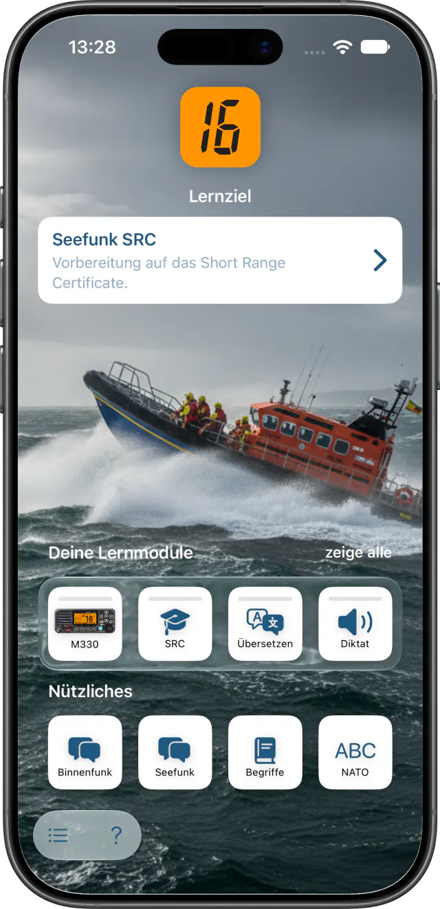 Startbildschirm von Channel16: Über einem Foto eines Seenotrettungsbootes in schwerer See steht die Karte „Lernziel – Seefunk SRC, Vorbereitung auf das Short Range Certificate“. Darunter die Lernmodule M330, SRC, Übersetzen und Diktat sowie die Nachschlage-Kacheln Binnenfunk, Seefunk, Begriffe und NATO.